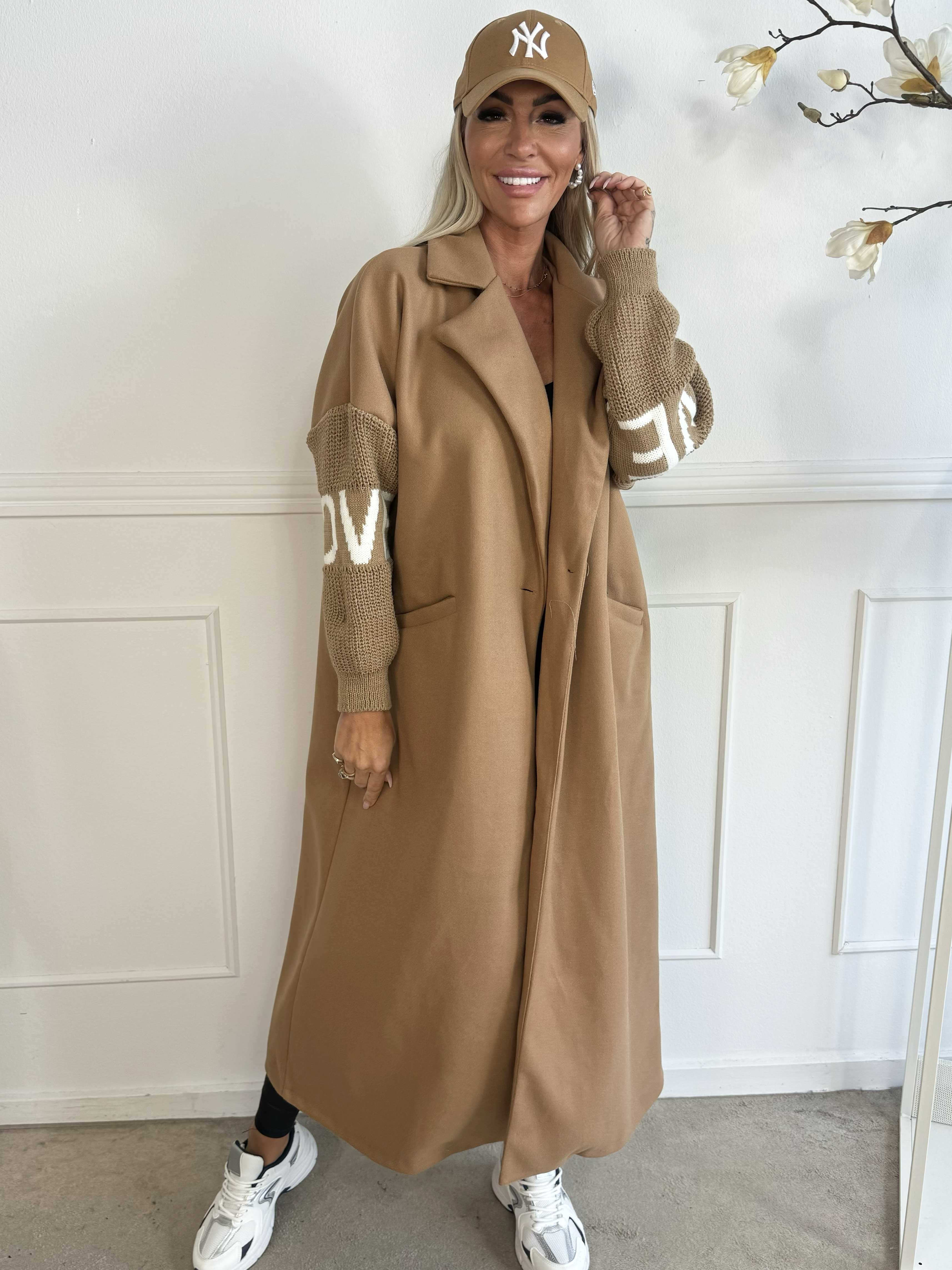 Debbie - Fin kappa med stickade ärmar